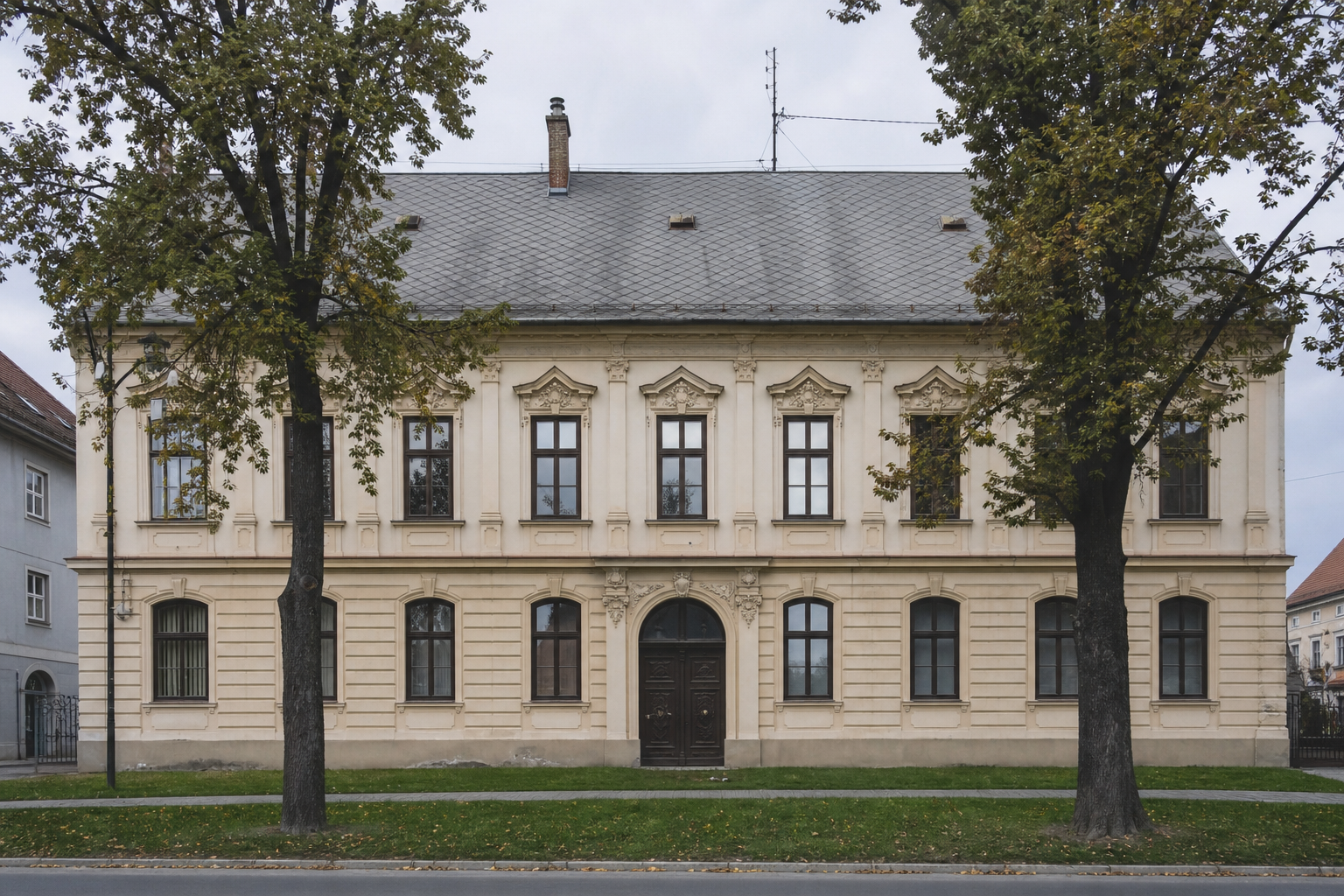 Pročelje dvokatnice iz 19. stoljeća s drvoredom, fotografija
